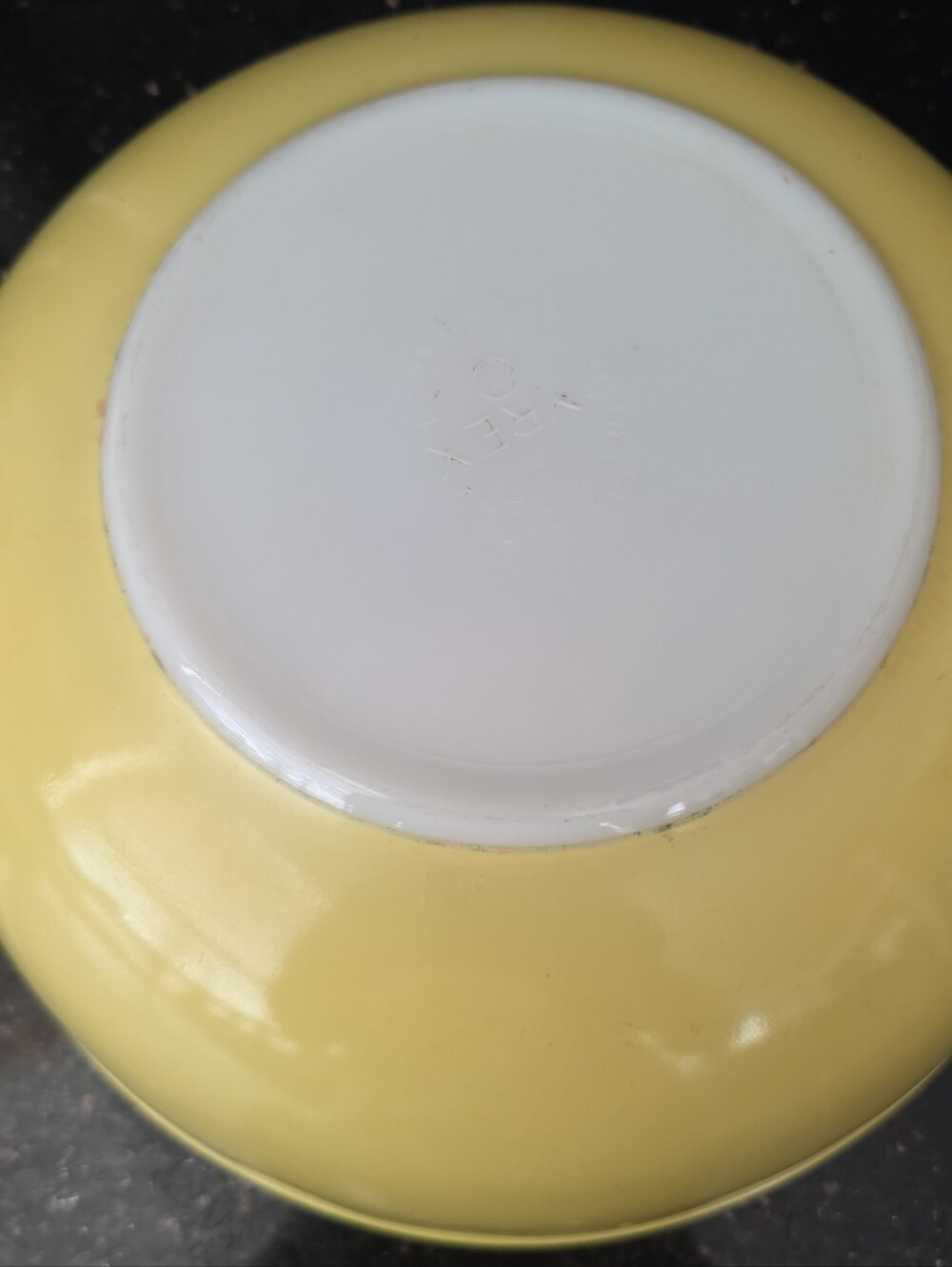 Vintage Pyrex Yellow Mixing Bowl 4 Quart - Picture 6 of 8